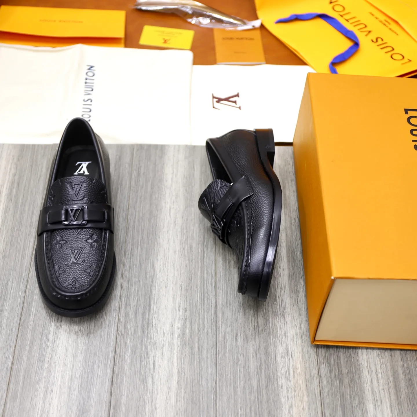 Men's Men's Shoes💰💰920LV Louis Vuitton Slip-on Loafers, top quality products from Guangzhou, ready for sale! This LV Glove loafer is made of selected soft cowhide, with a slightly wrinkled leather surface and a very high-end texture. Each pair is unique. The leather surface is light and soft, with a fine texture and good luster. It is a classic loafer style, with exquisite handmade mark stitching on the toe, and a square toe configuration to highlight the classic style. The horizontal band has hot-printed LV three-dimensional letters, semi-solid handcrafts and a genuine leather outsole, and a rubber patch on the heel to create wear-resistant performance and comfort. One of the must-have loafers for men! Comes with full original packaging! Code number: 38-39-40-41-42-43-44 (38, 45, 46 customized) standard leather shoe code